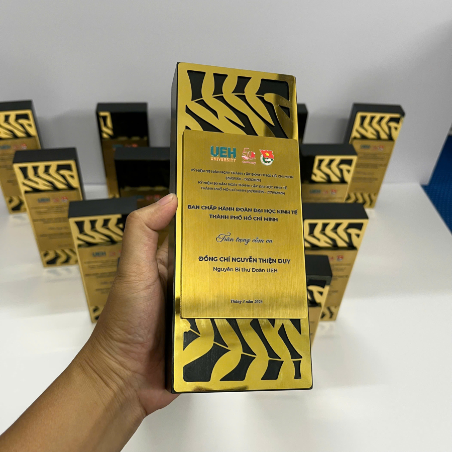 cúp gổ phối kim loại chất lượng giá rẻ hót 2026