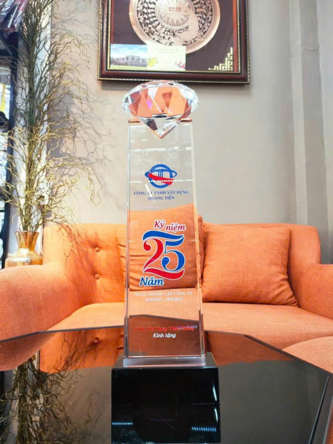 Cúp kỷ niệm chương pha lê kim cương đánh dấu 25 năm ngày thành lập