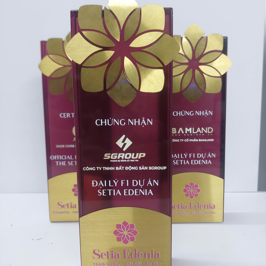 cúp pha lê nguyên khối phối kim loại cắt theo yêu cầu