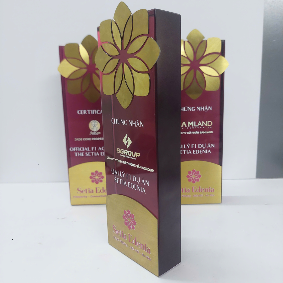 cúp pha lê nguyên khối phối kim loại cắt theo yêu cầu