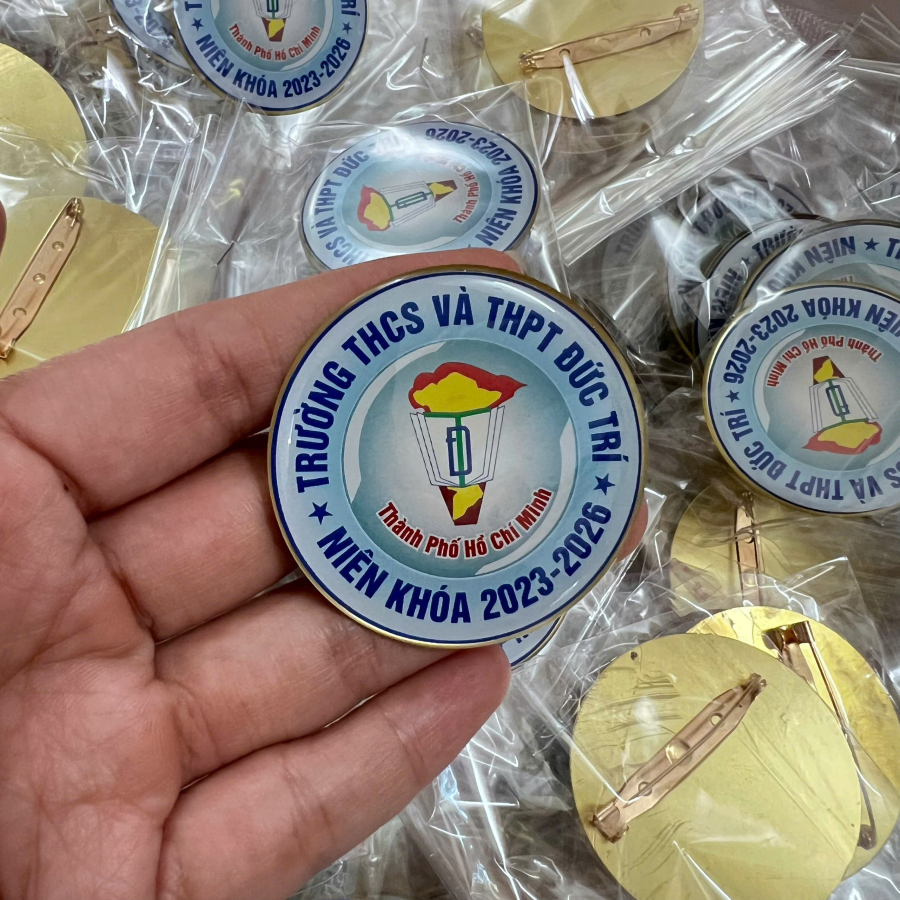 Huy hiệu cài áo - logo cài áo - huy hiệu kim loại in phủ keo trường học