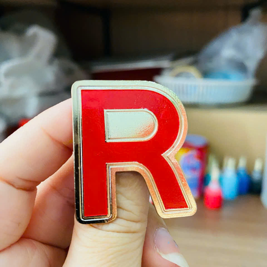  Huy Hiệu kim loại ăn mòn - Logo cài áo cắt chữ R
