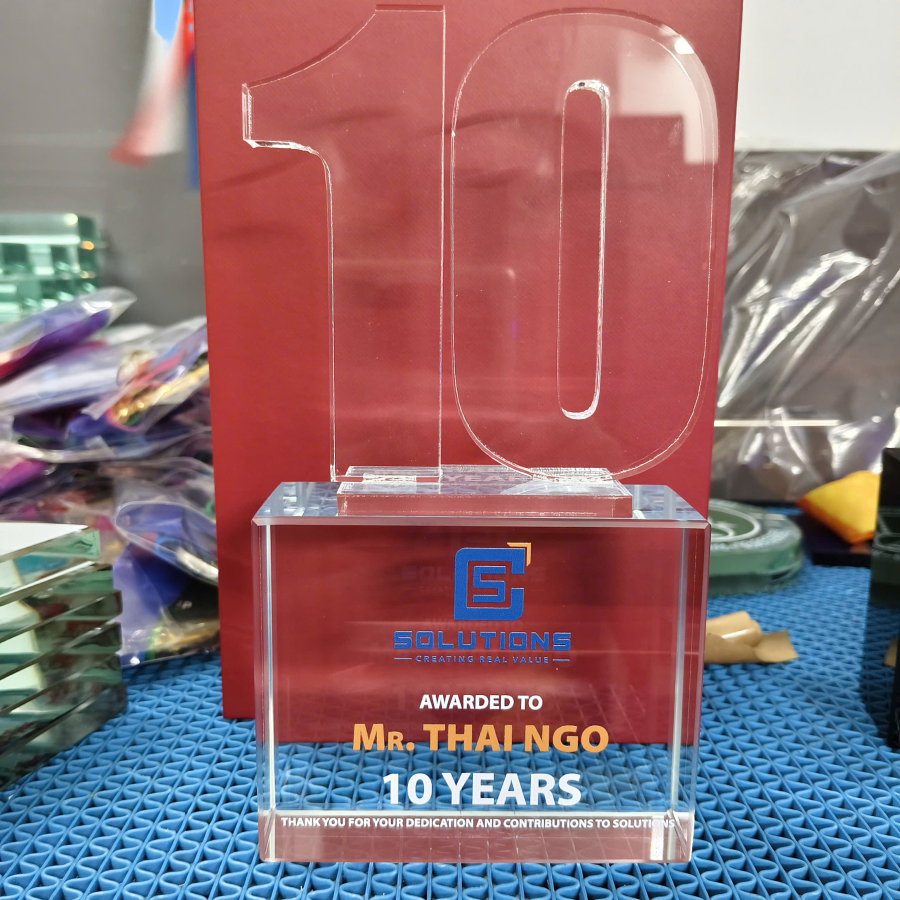 Kỷ niệm chương đế pha lê phối thân mica cắt số 10