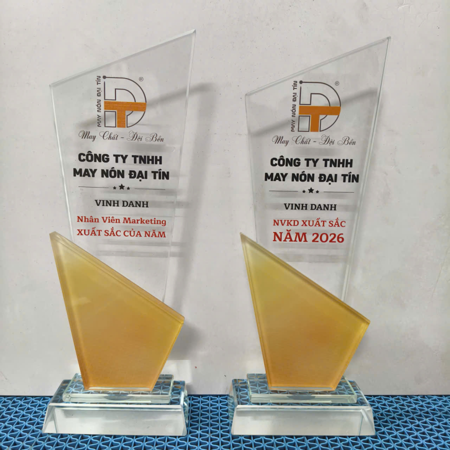 Kỷ niệm chương pha lê 2 lớp vinh danh nhân viên xuất sắc Kỷ niệm chương pha lê 2 lớp vinh danh nhân viên xuất sắc