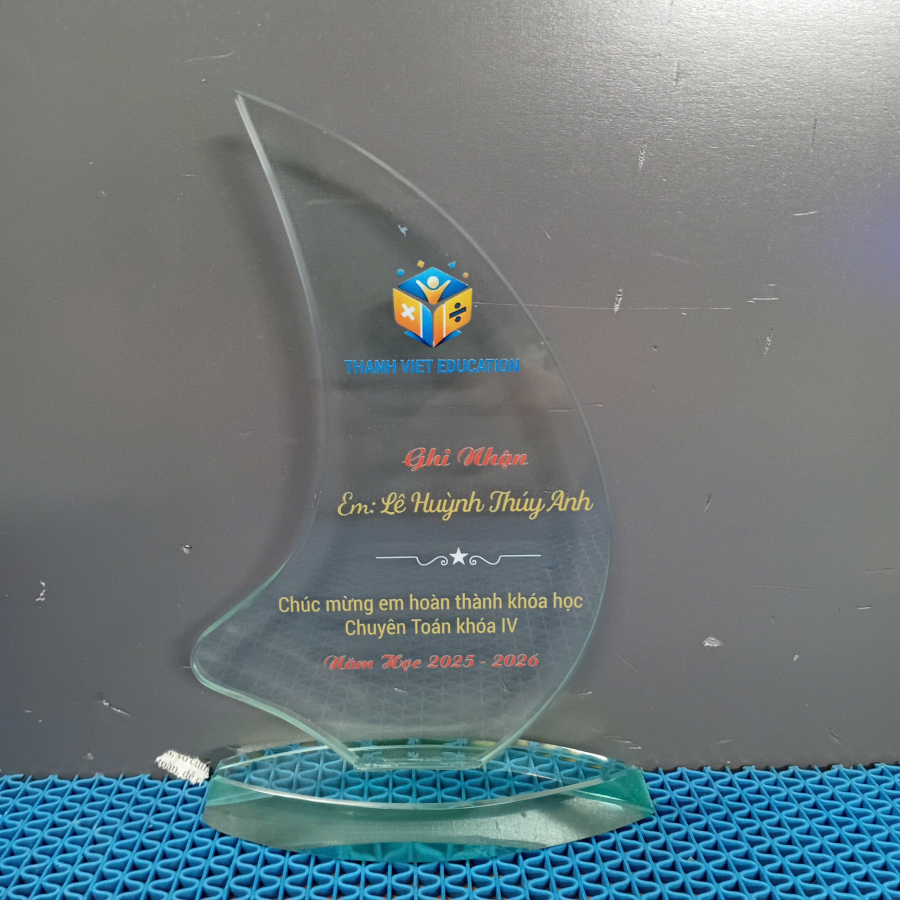 Kỷ niệm chương pha lê cánh bườm vinh danh học sinh