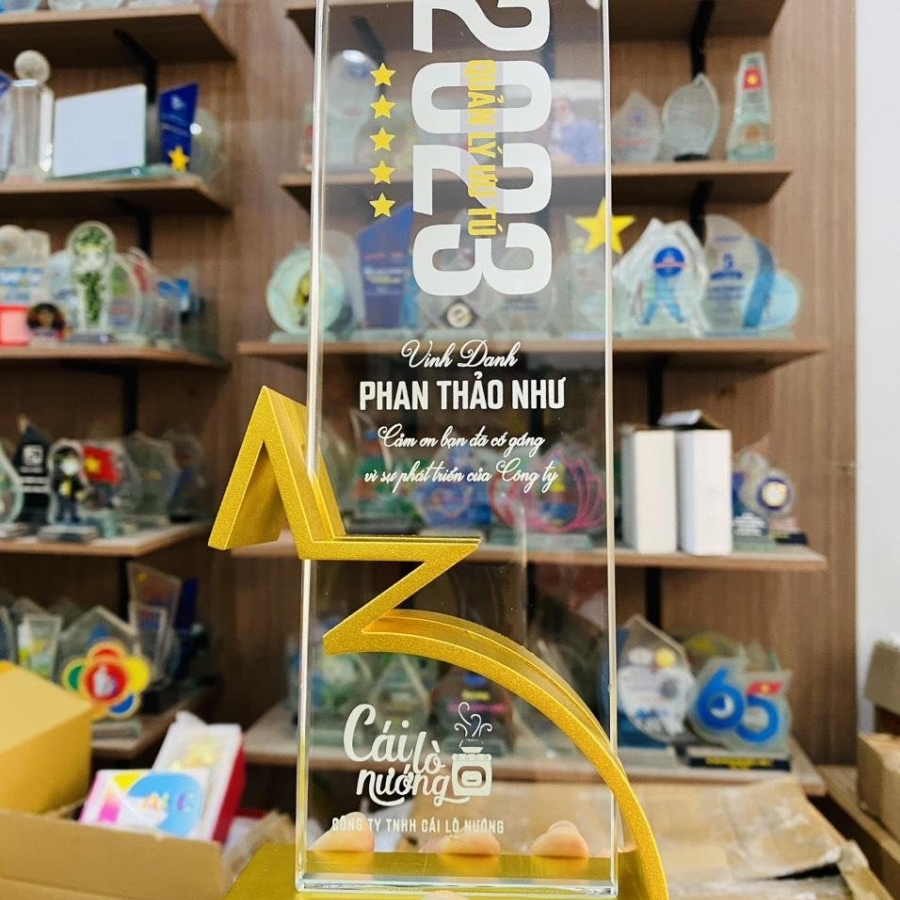 Kỷ niệm chương pha lê chân đế kim loại đẹp giá rẻ 