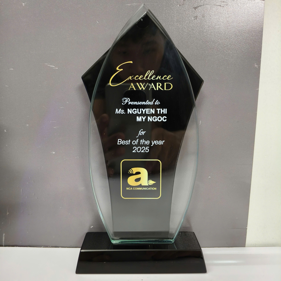 kỷ niệm chương pha lê dáng ngọn lửa sang trọng 