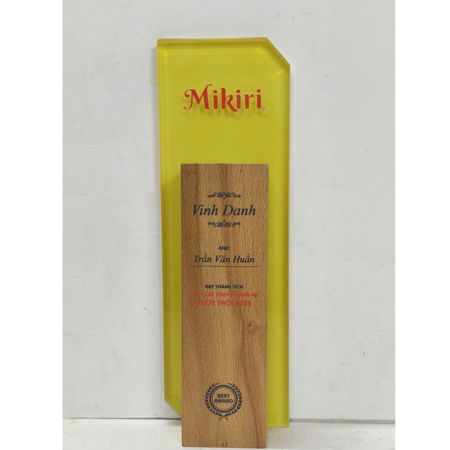 Kỷ niệm chương pha lê gổ Mikiri