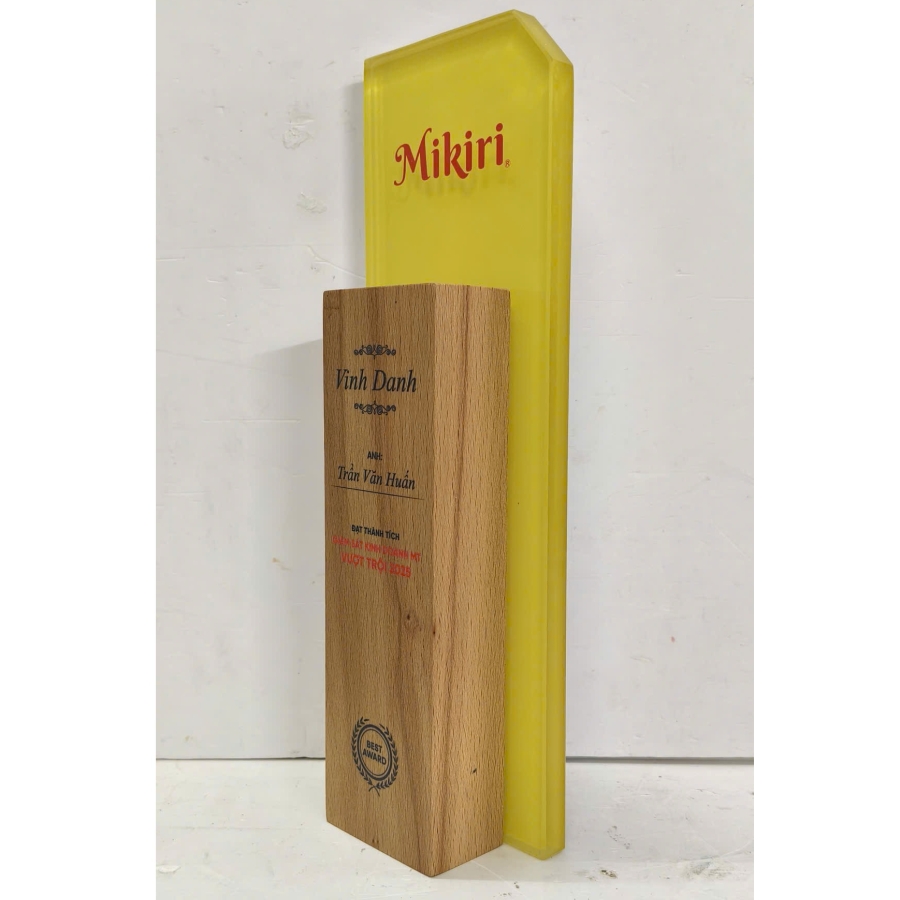 Kỷ niệm chương pha lê gổ Mikiri