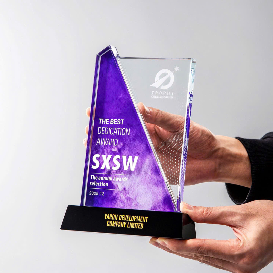 Kỷ niệm chương pha lê hình vuông nhọn đầu sang trọng Kỷ niệm chương pha lê hình vuông nhọn đầu sang trọng