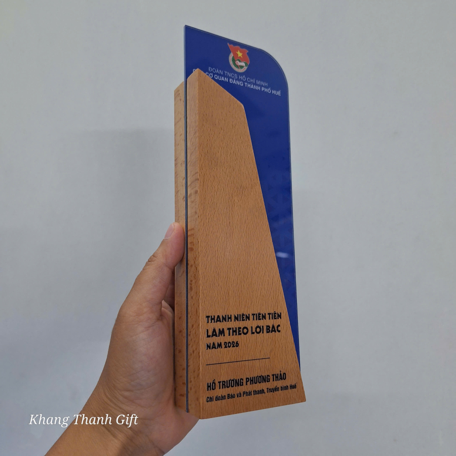 Kỷ niệm chương pha lê phối gỗ đẹp