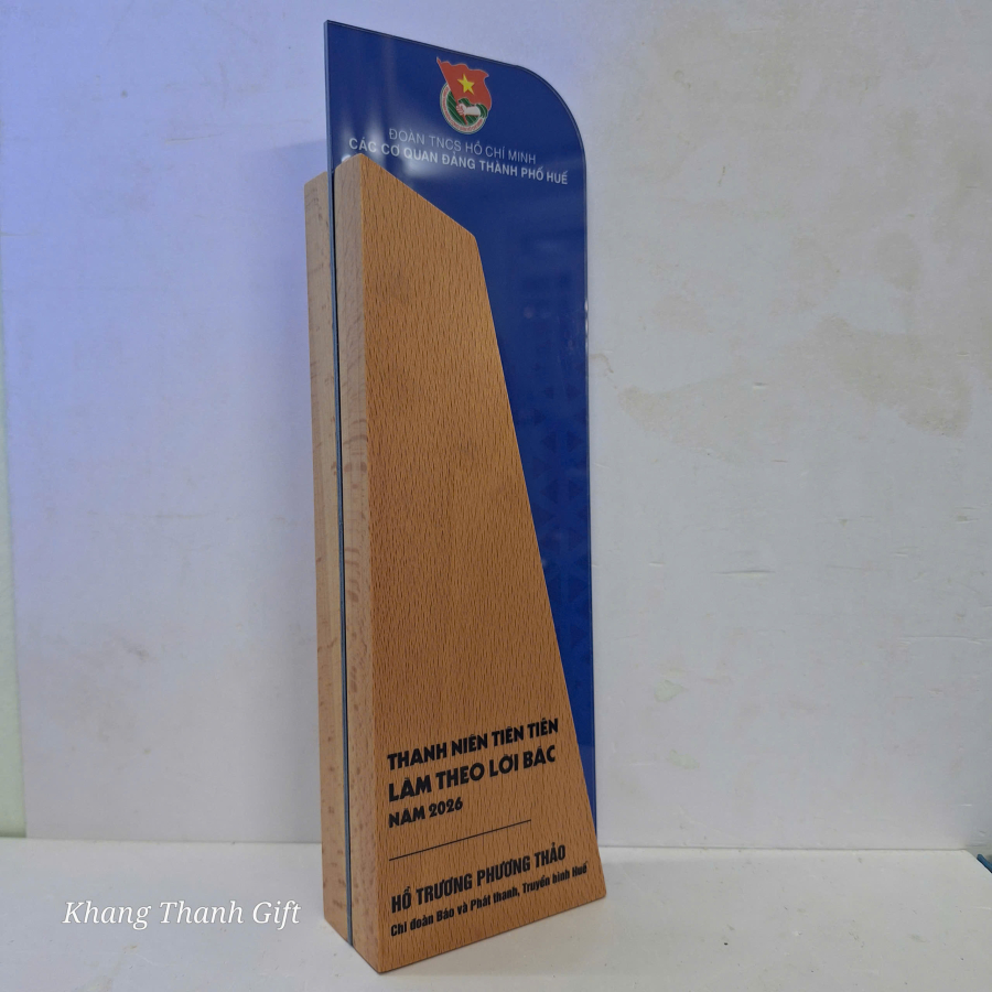Kỷ niệm chương pha lê phối gỗ đẹp