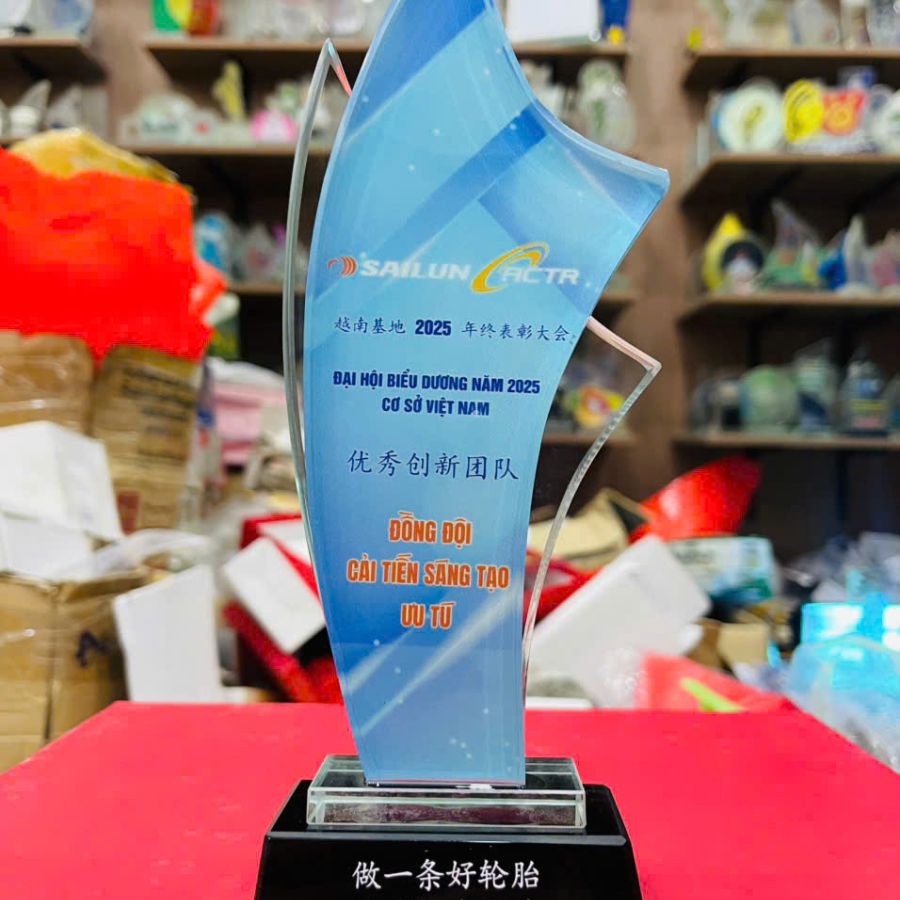Kỷ niệm chương pha lê thành tích xuất sắc dáng uốn