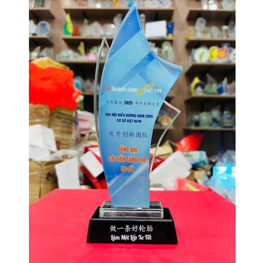 Kỷ niệm chương pha lê thành tích xuất sắc dáng uốn