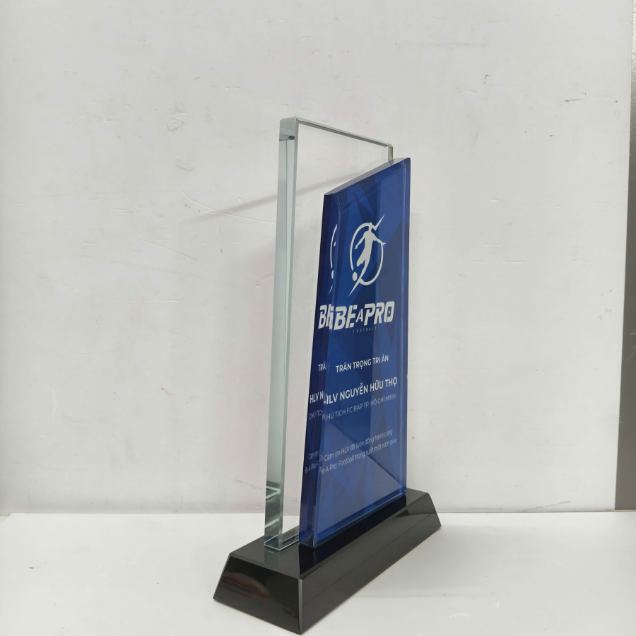Kỷ niệm chương pha lê tri ân HLV bóng đá