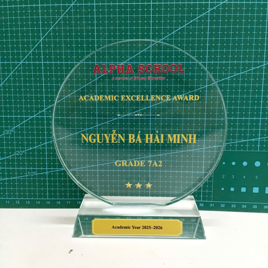 Kỷ niệm chương pha lê tròn vinh danh học sinh