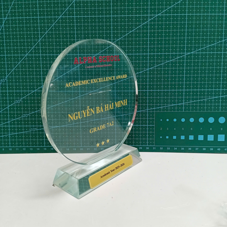 Kỷ niệm chương pha lê tròn vinh danh học sinh