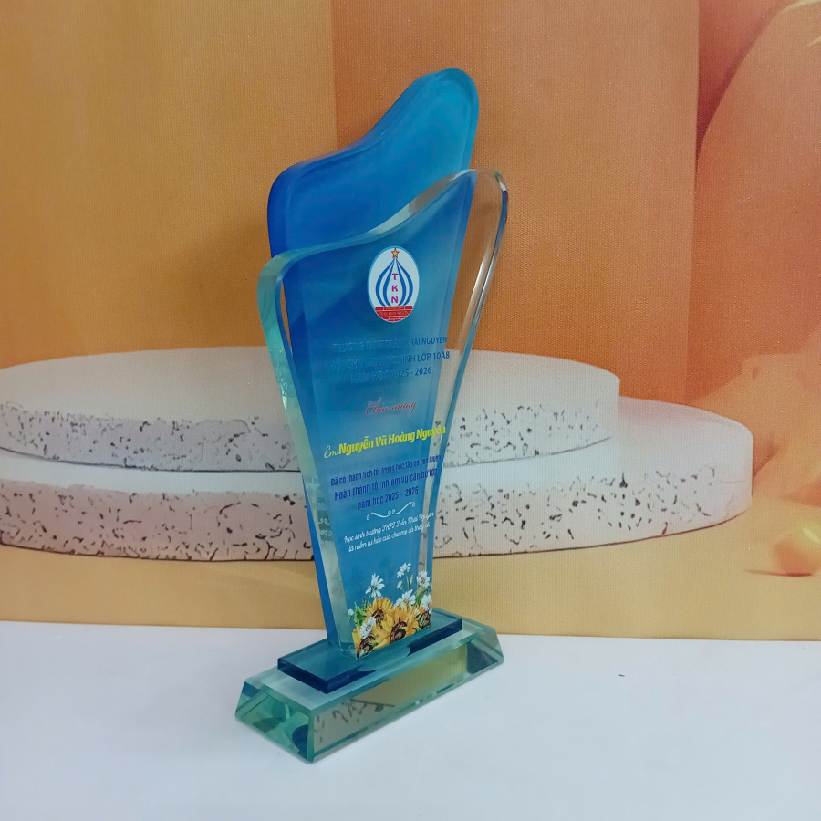 Kỷ niệm chương pha lê vinh danh hội phụ vinh học sinh đẹp