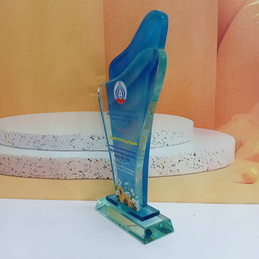 Kỷ niệm chương pha lê vinh danh hội phụ vinh học sinh đẹp