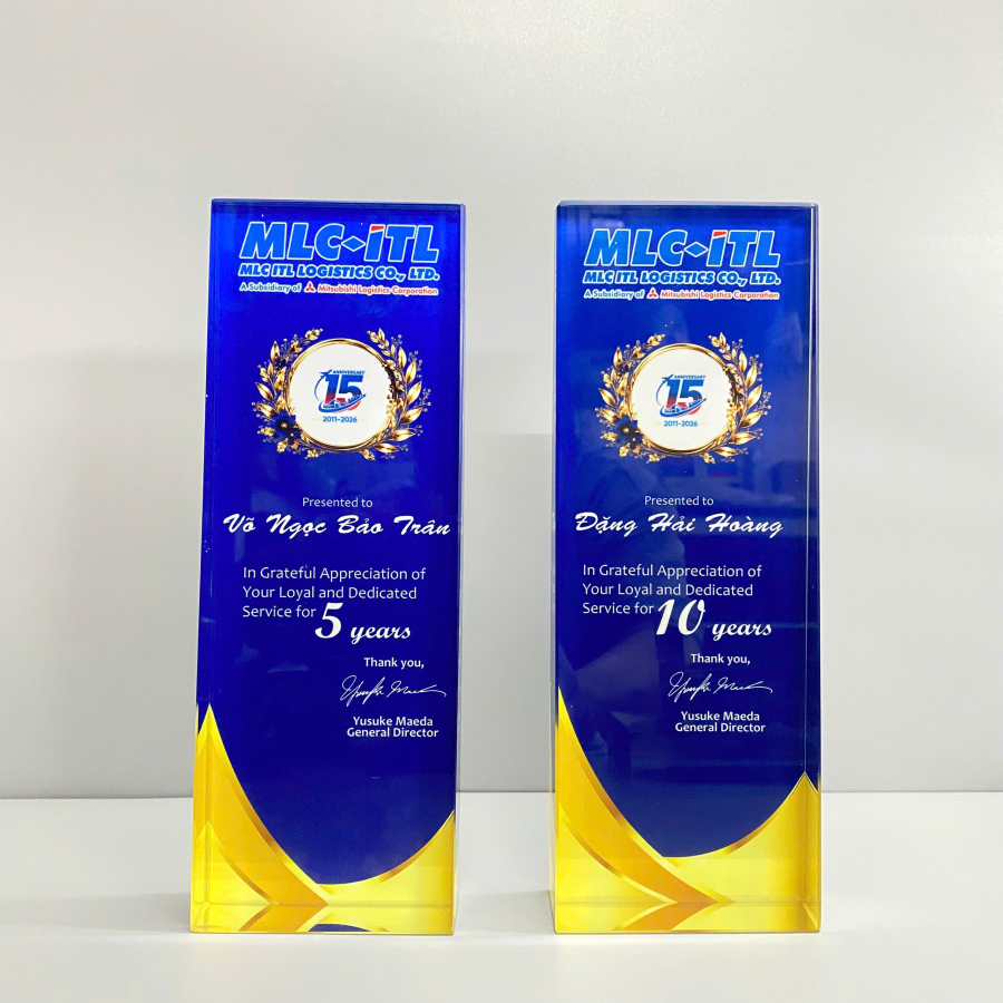 Kỷ niệm chương pha lê vinh danh nhân viên