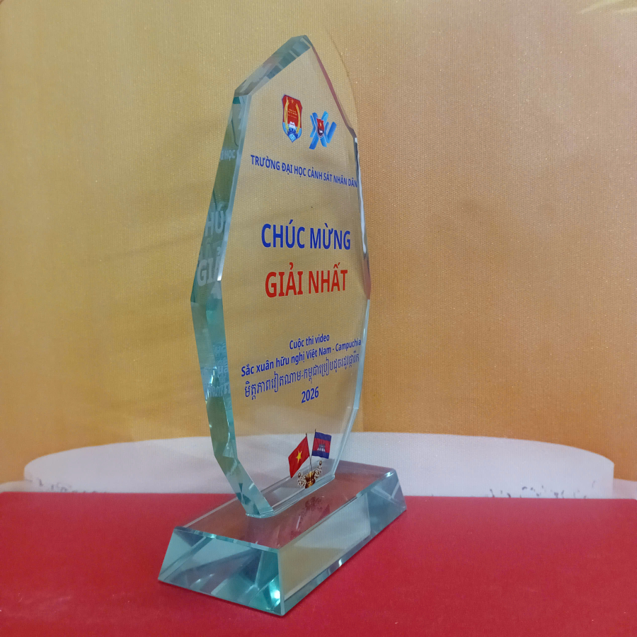 Kỷ niệm chương pha lê vinh danh trường đại học 