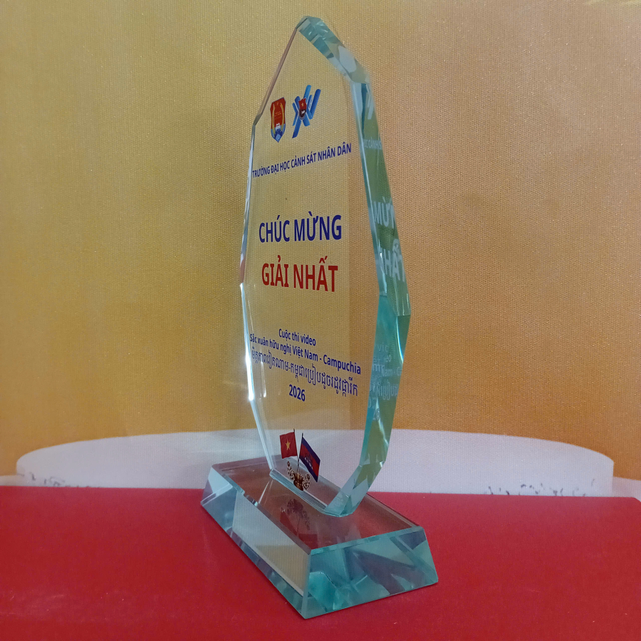Kỷ niệm chương pha lê vinh danh trường đại học 