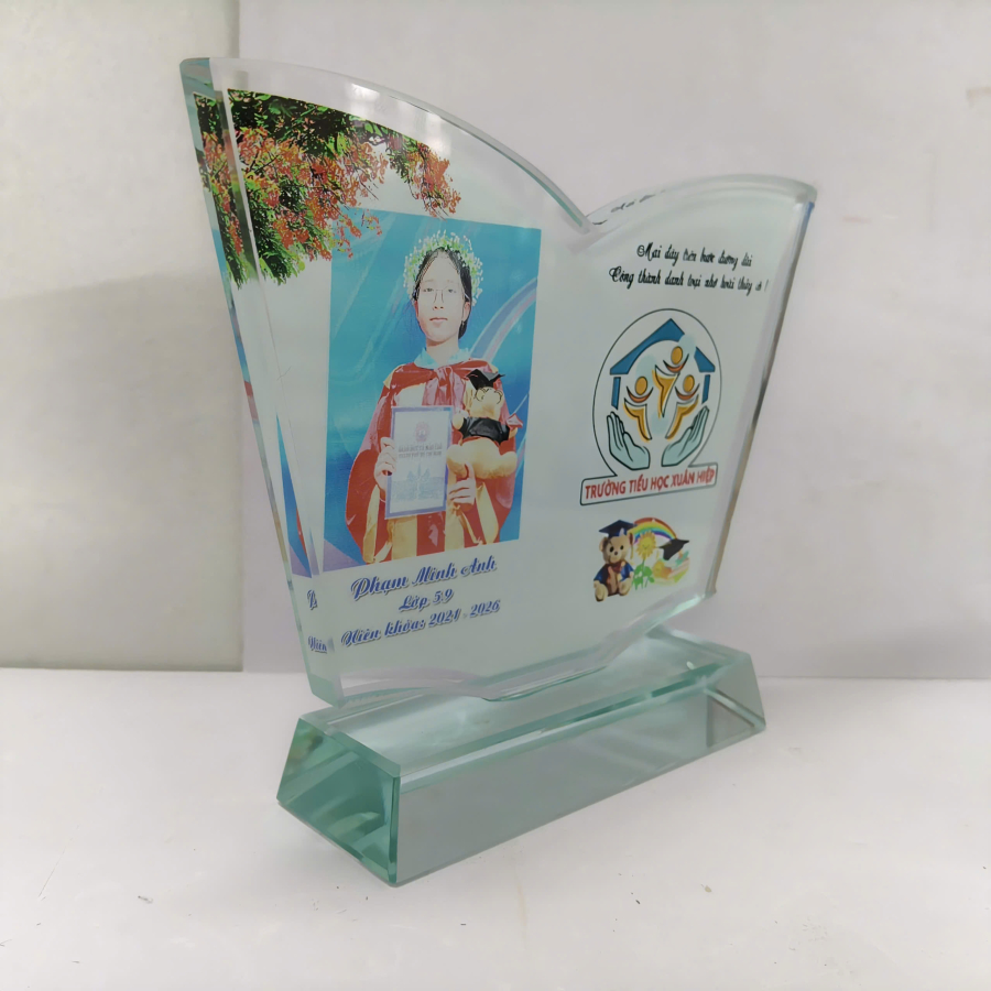Kỷ niệm chương pha lê vinh danh trường tiểu học