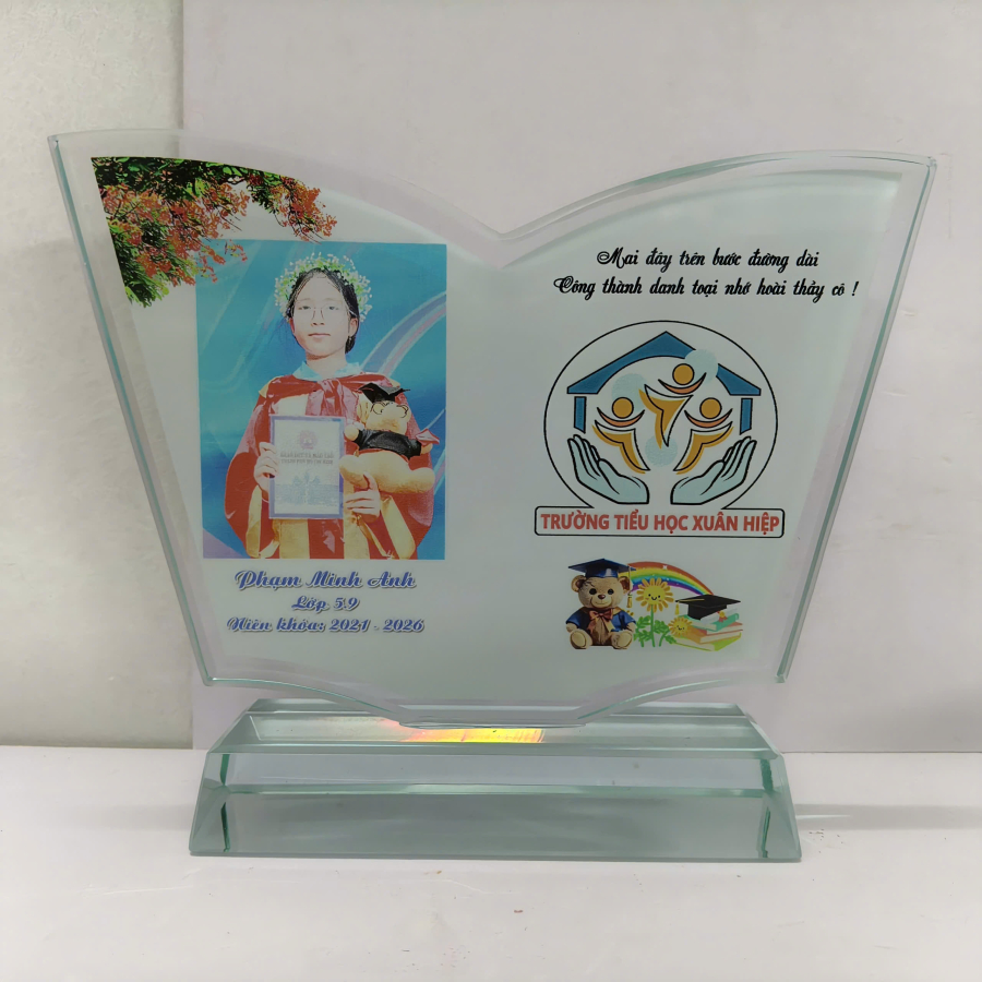 Kỷ niệm chương pha lê vinh danh trường tiểu học