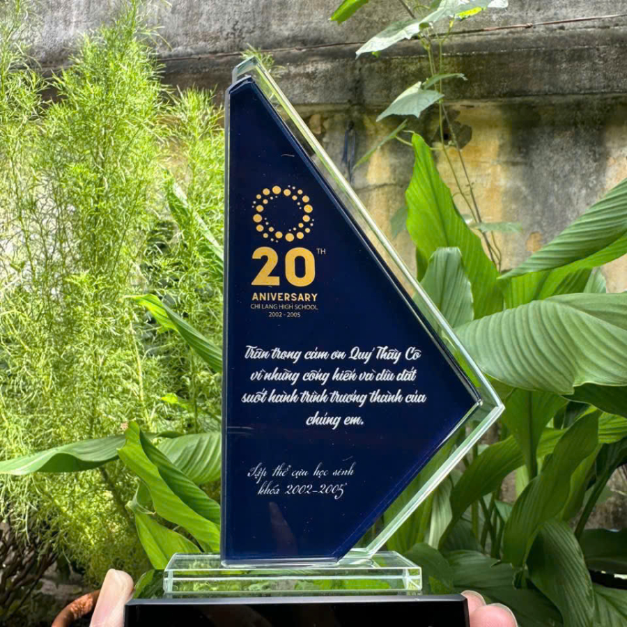 Kỷ niệm chương thủy tinh 2 lớp tam giác đẹp 