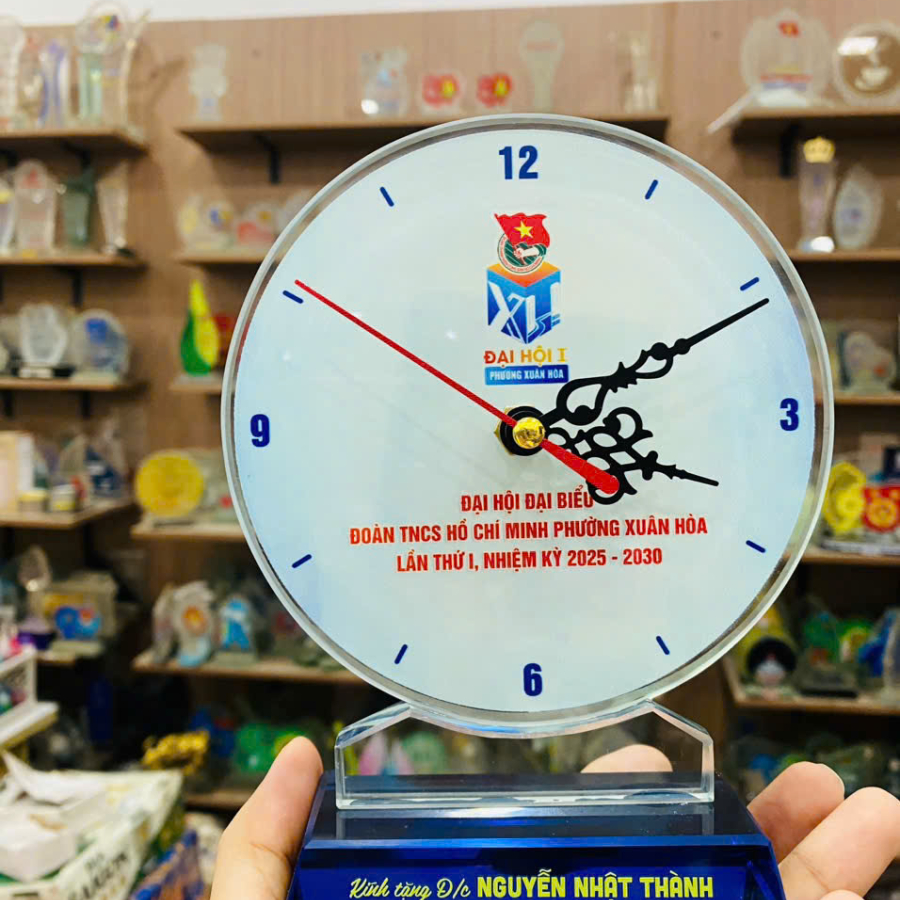 Kỷ niệm chương thủy tinh pha lê hình đồng hồ cao cấp vinh danh Đại hội Đại biểu