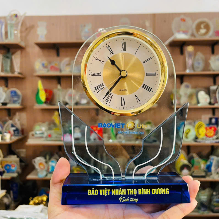 Kỷ niệm chương thủy tinh pha lê  hình đồng hồ vinh danh Bảo việt nhân thọ