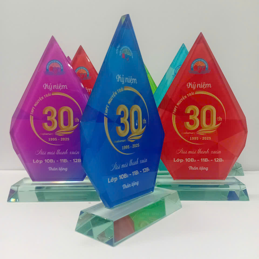 KỶ NIỆM CHƯƠNG THỦY TINH - PHA LÊ KỶ NIỆM NGÀY RA TRƯỜNG