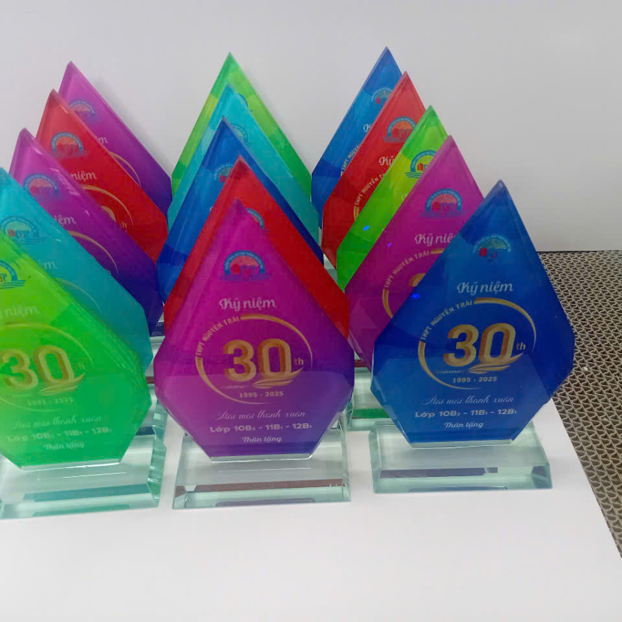 KỶ NIỆM CHƯƠNG THỦY TINH - PHA LÊ KỶ NIỆM NGÀY RA TRƯỜNG