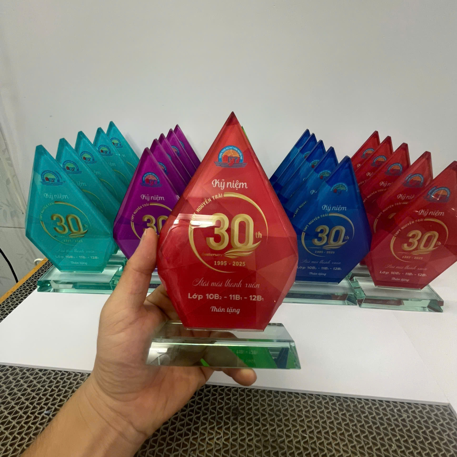 KỶ NIỆM CHƯƠNG THỦY TINH - PHA LÊ KỶ NIỆM NGÀY RA TRƯỜNG