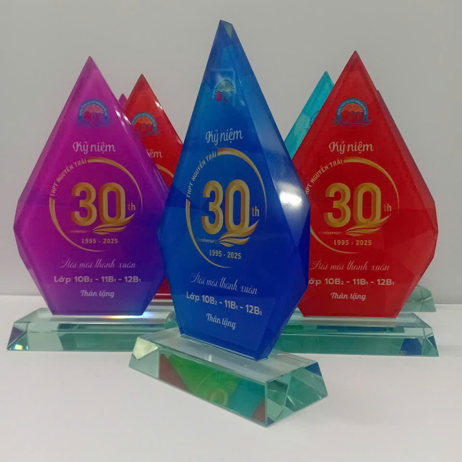 KỶ NIỆM CHƯƠNG THỦY TINH - PHA LÊ KỶ NIỆM NGÀY RA TRƯỜNG