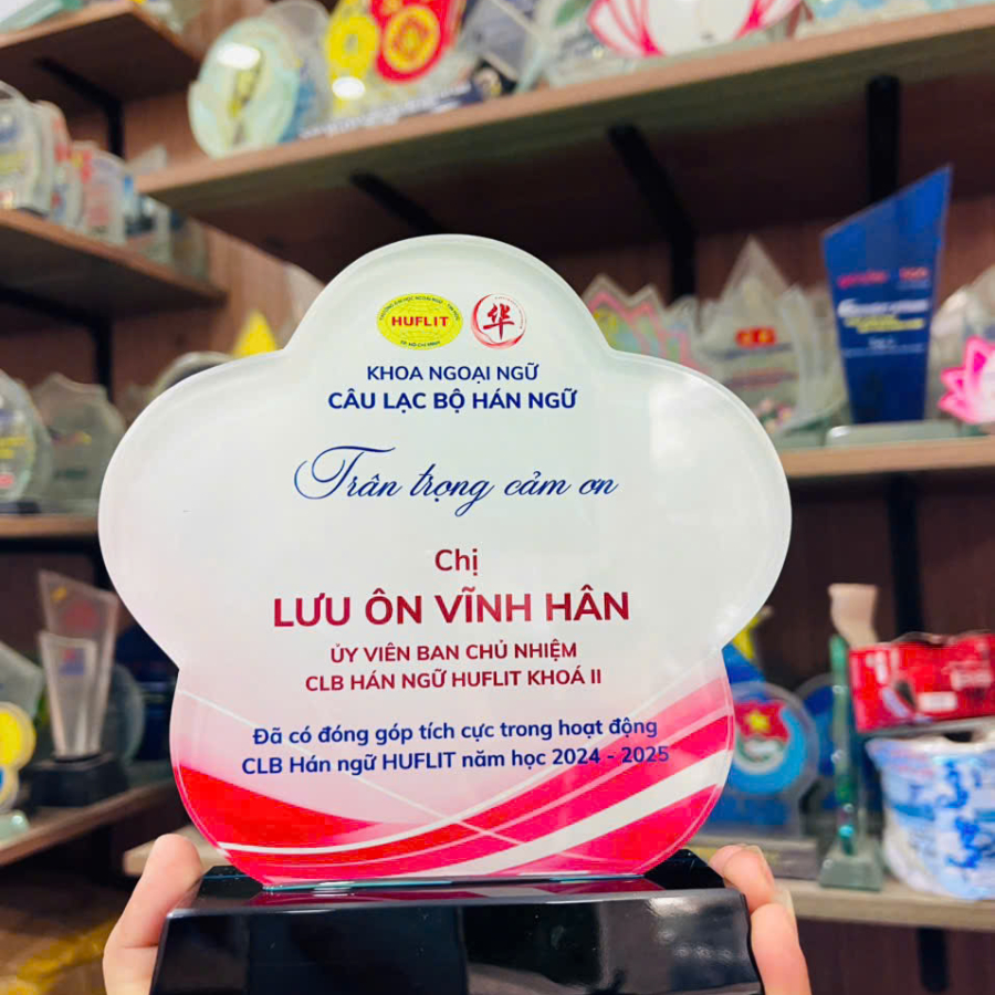Kỷ niệm chương thủy tinh pha lê vinh danh câu lạc bộ hán ngữ