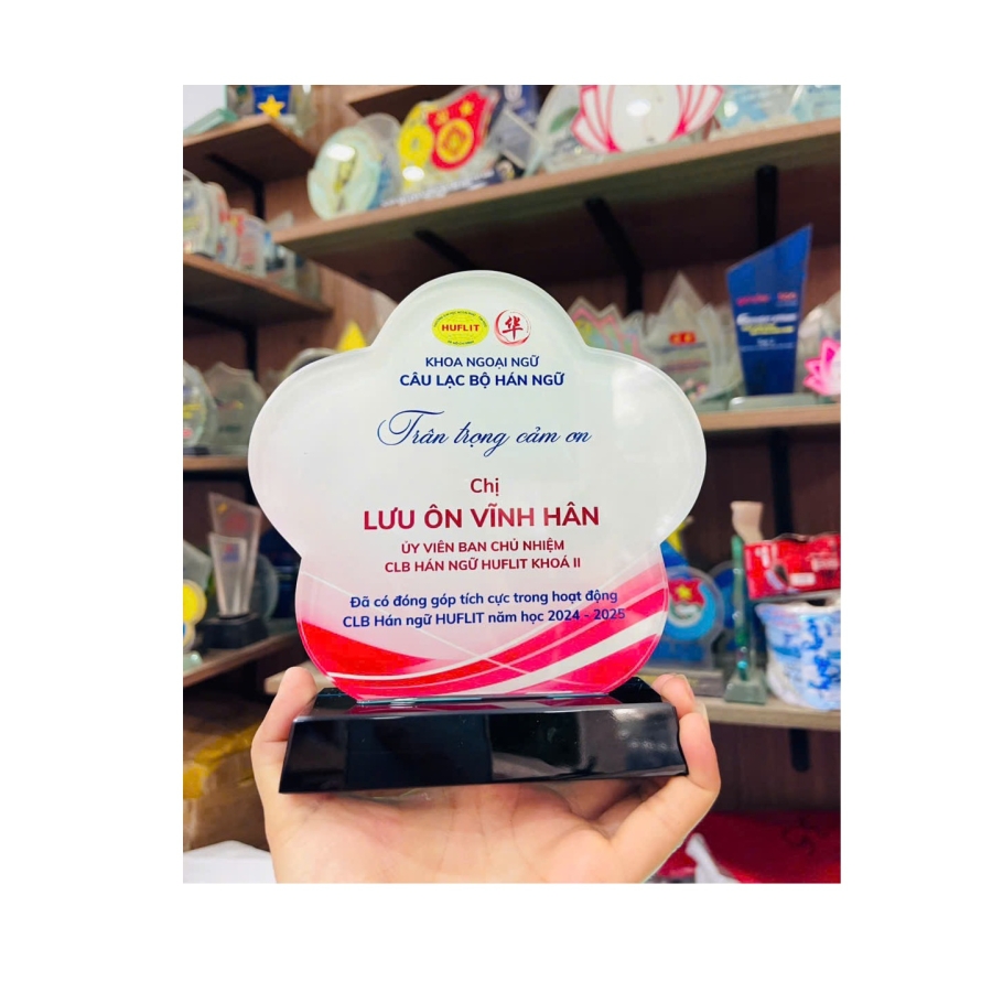 Kỷ niệm chương thủy tinh pha lê vinh danh câu lạc bộ hán ngữ