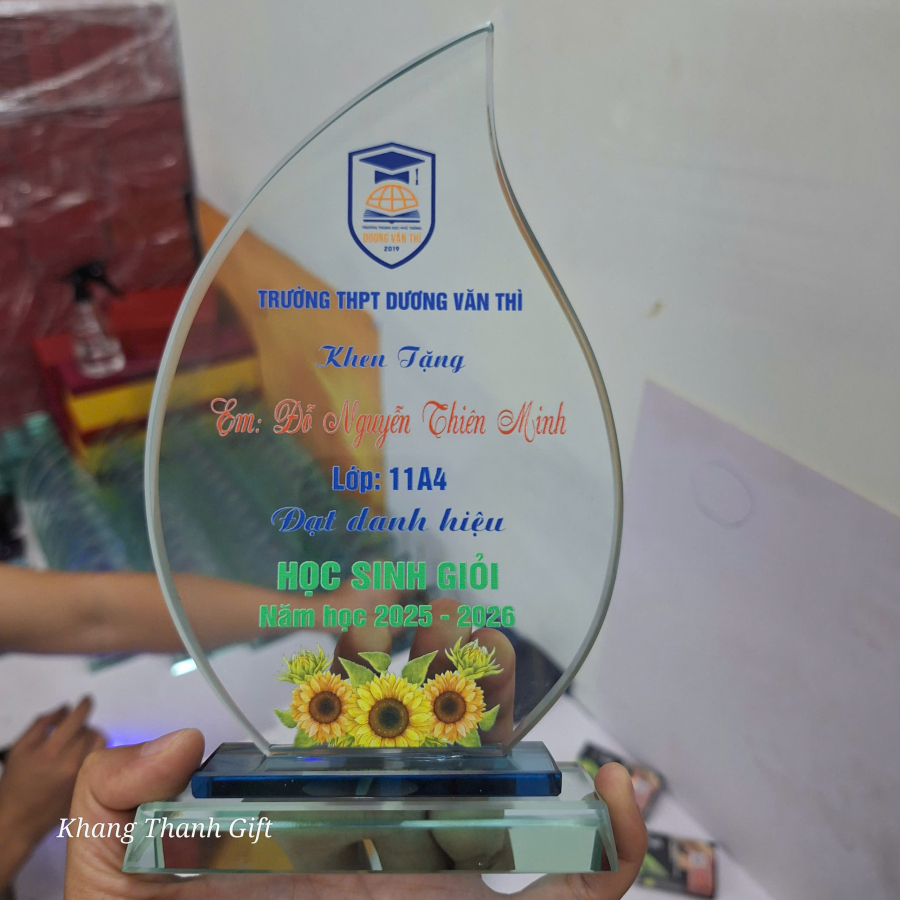 Kỷ niệm chương thủy tinh vinh danh học sinh giỏi