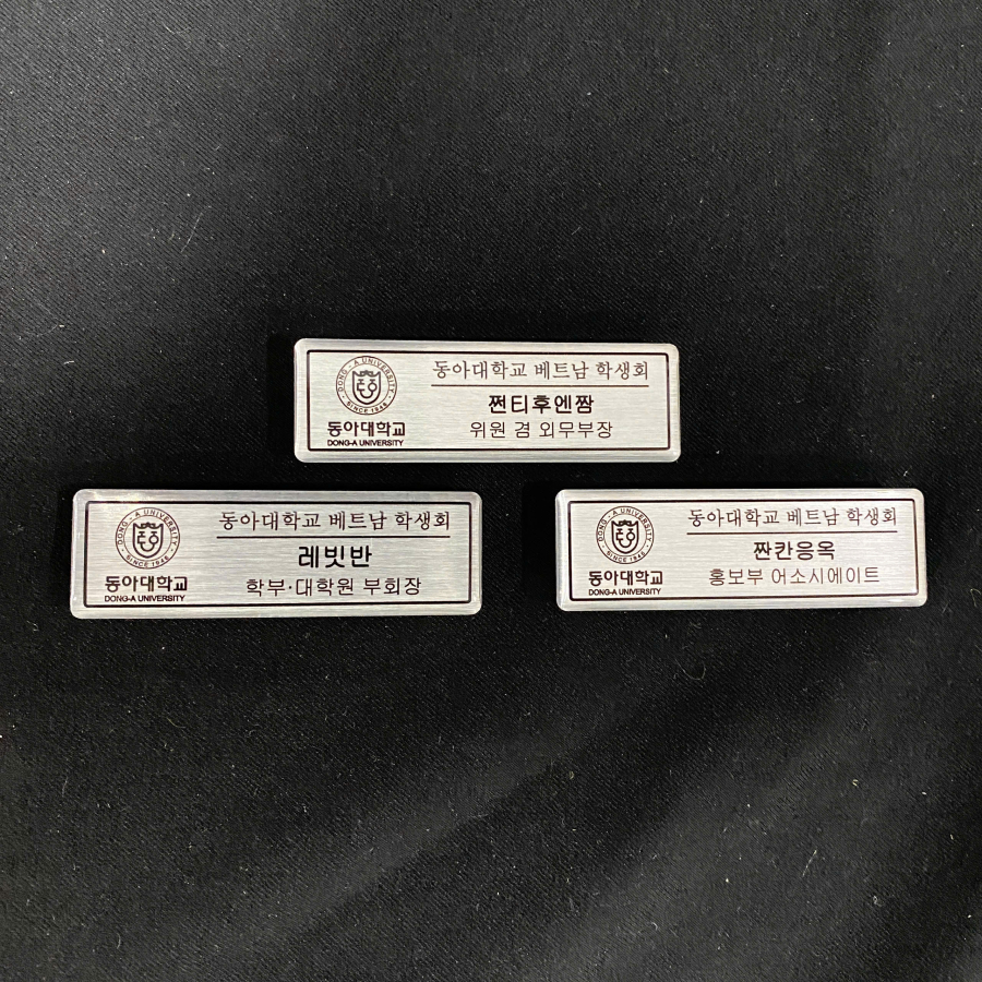 Pins cài áo - logo cài áo - bảng tên nhân viên kim loại in phủ keo