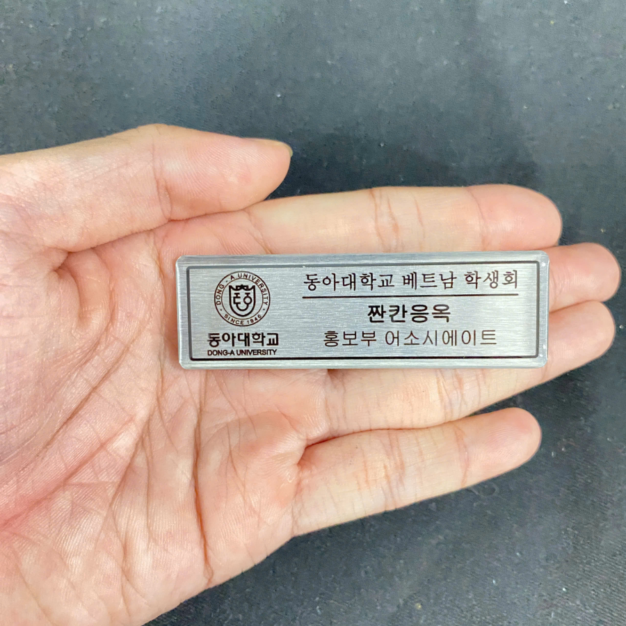 Pins cài áo - logo cài áo - bảng tên nhân viên kim loại in phủ keo