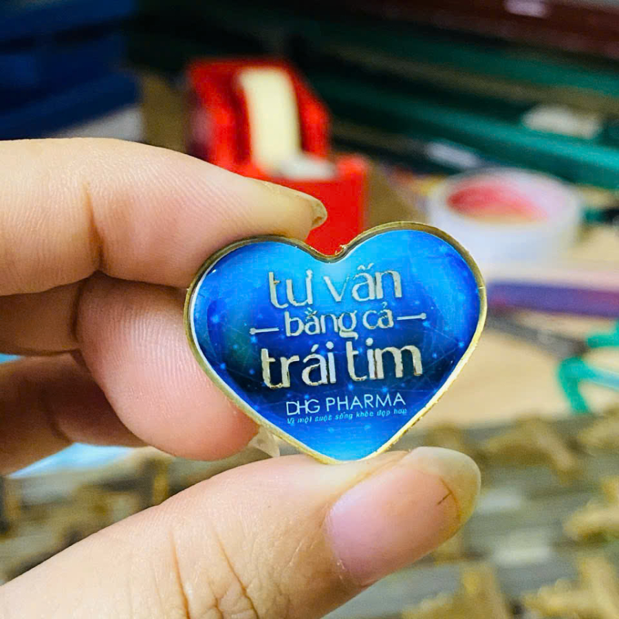 pins cài áo - logo cài áo - huy hiệu kim loại in phủ keo hình trái tim