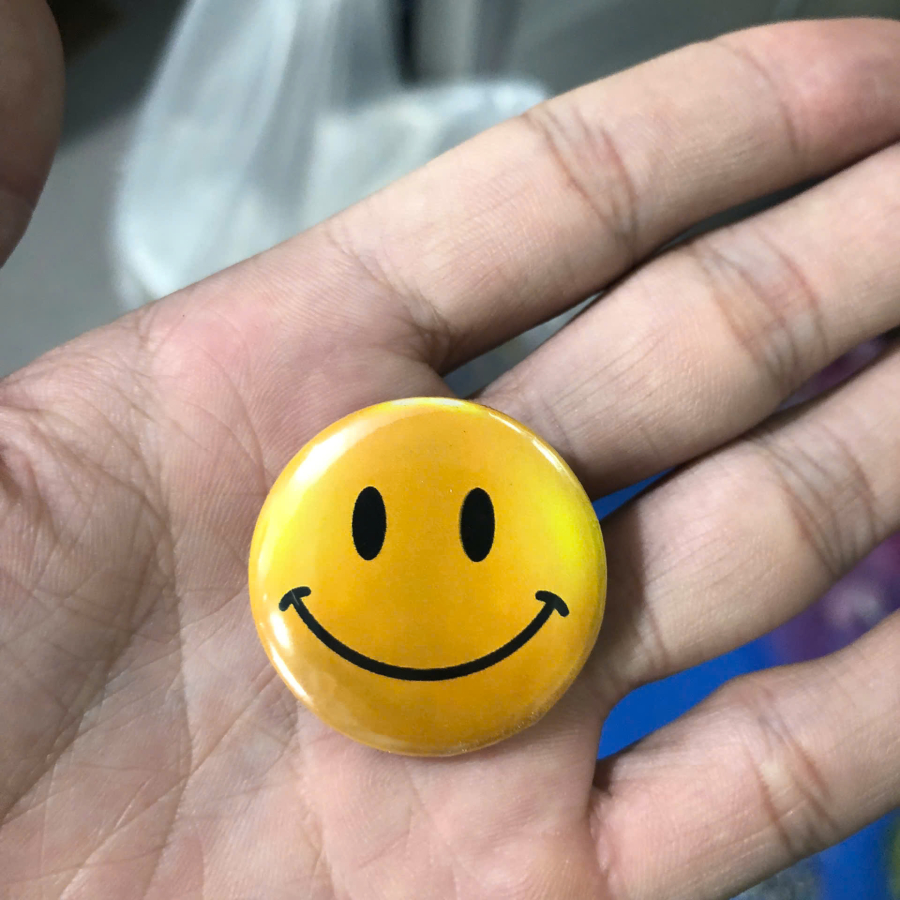 Pins cài áo - logo cài áo - huy hiệu nhựa in phủ keo mặt cười