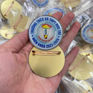Huy hiệu cài áo - logo cài áo - huy hiệu kim loại in phủ keo trường học