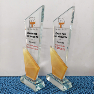 Kỷ niệm chương pha lê 2 lớp vinh danh nhân viên xuất sắc