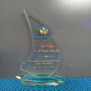 Kỷ niệm chương pha lê cánh bườm vinh danh học sinh