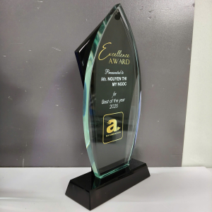 kỷ niệm chương pha lê dáng ngọn lửa sang trọng 