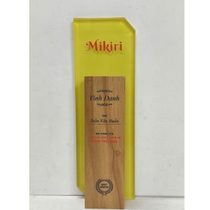 Kỷ niệm chương pha lê gổ Mikiri