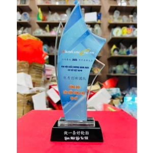 Kỷ niệm chương pha lê thành tích xuất sắc dáng uốn