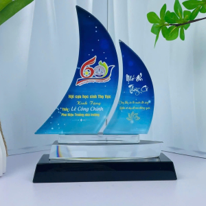 Kỷ niệm chương pha lê thuận buồm suôi gió nhớ ơn thầy cô