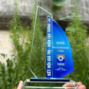 Kỷ niệm chương pha lê  thủy tinh 2 lớp đánh dấu hành trình 5 năm
